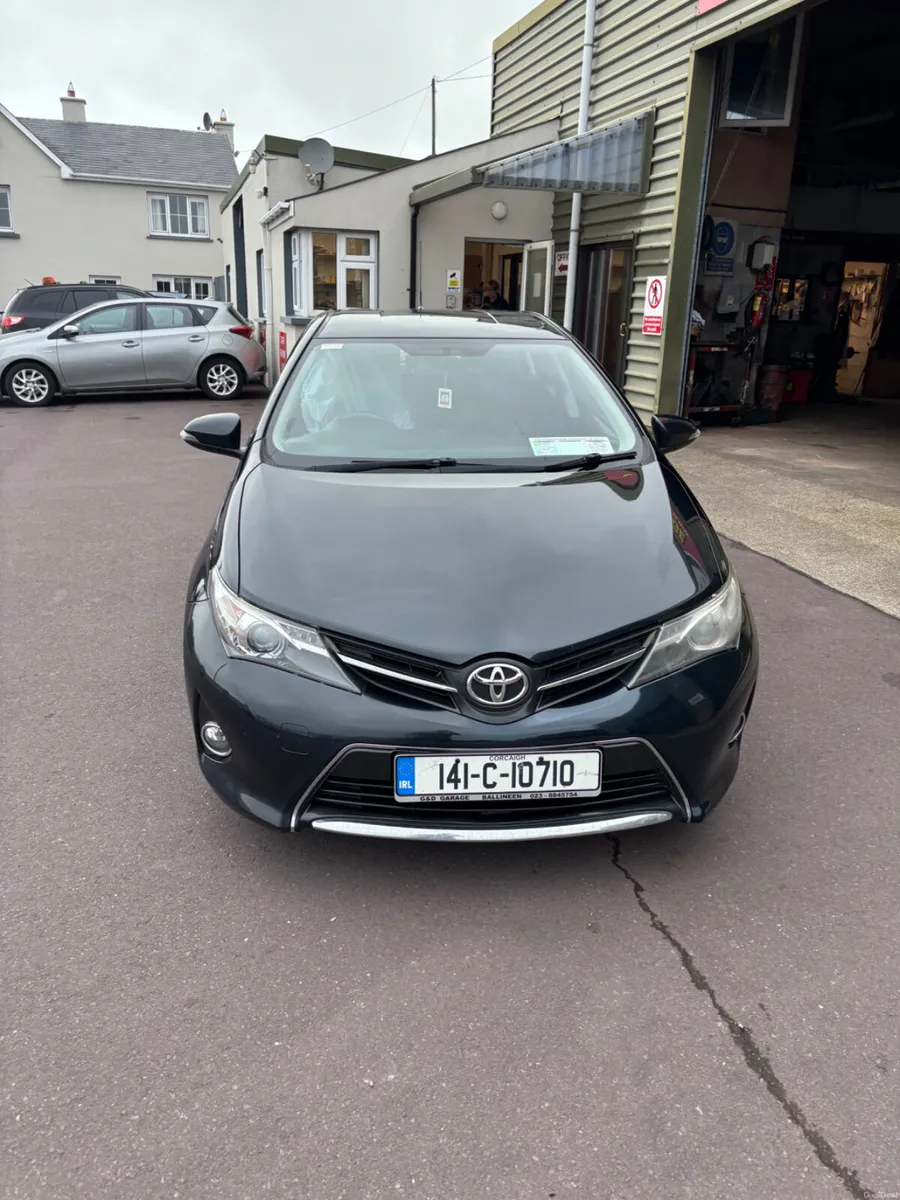 Toyota Auris 2014 - Image 2