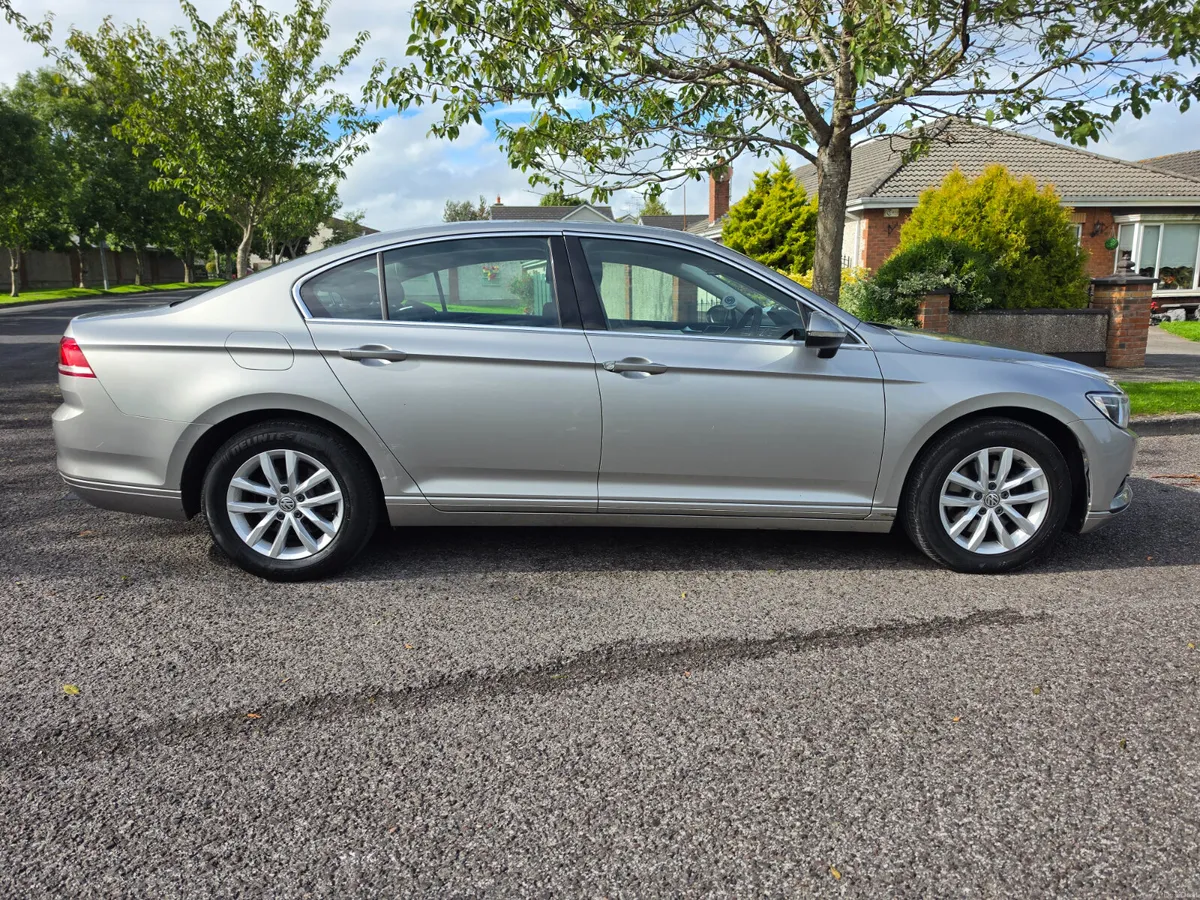 Volkswagen Passat 1.6 diesel ...only 141kilometers - Image 4