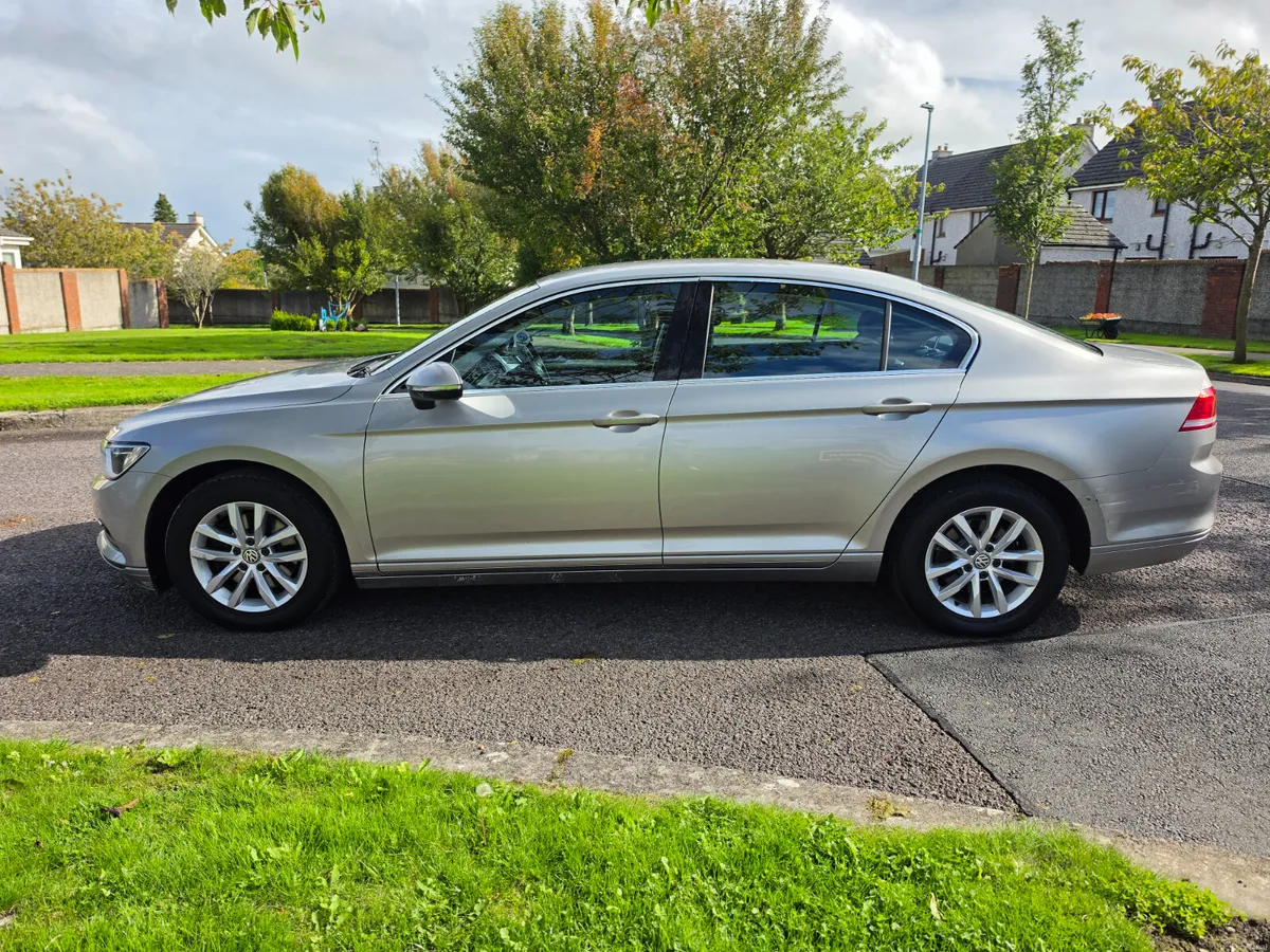 Volkswagen Passat 1.6 diesel ...only 141kilometers - Image 5