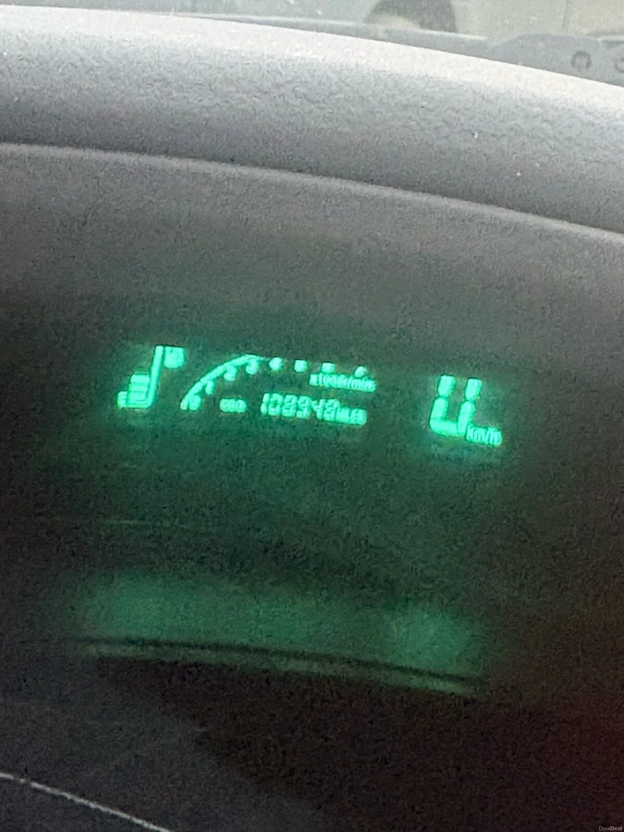 04 Toyota Yaris - Image 5