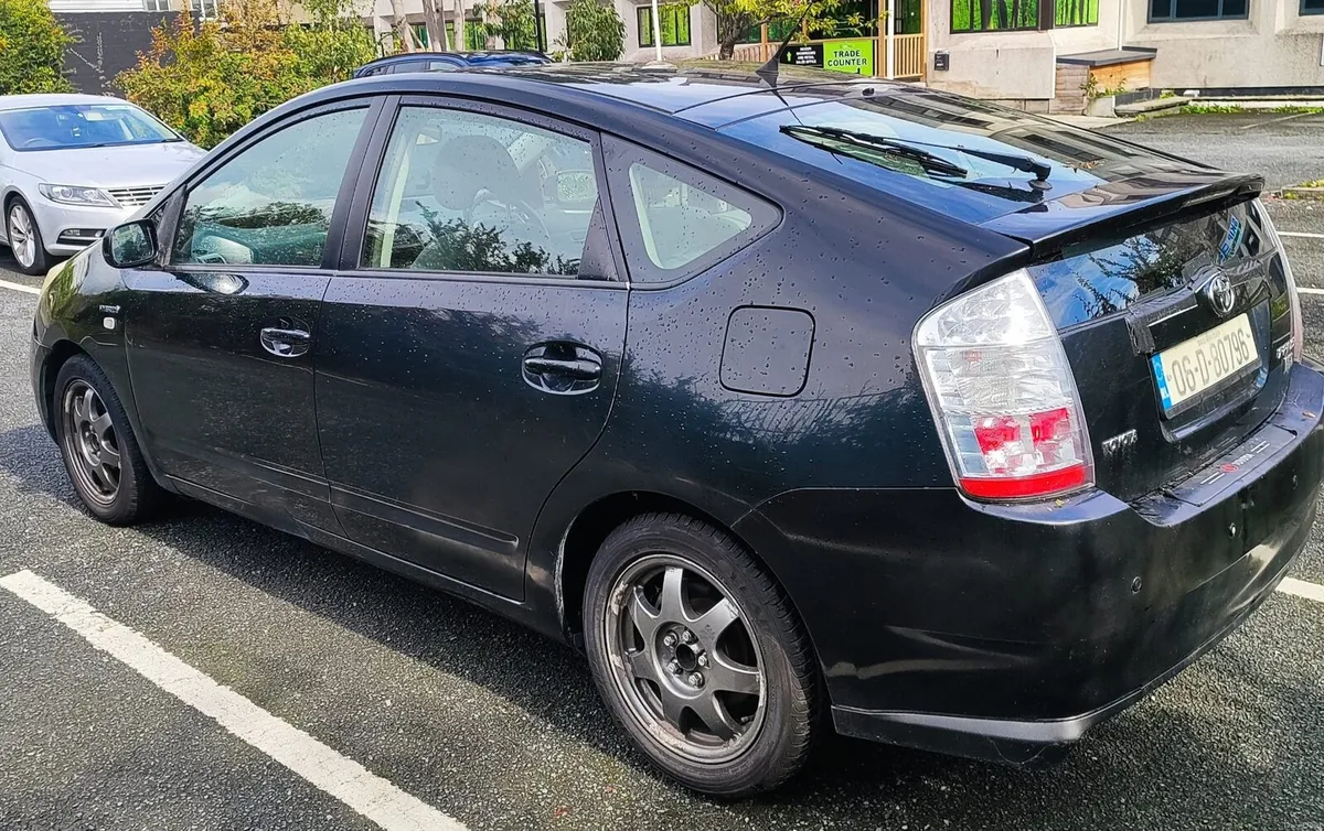 Toyota Prius 1,5 NCT hybrid automatic - Image 4