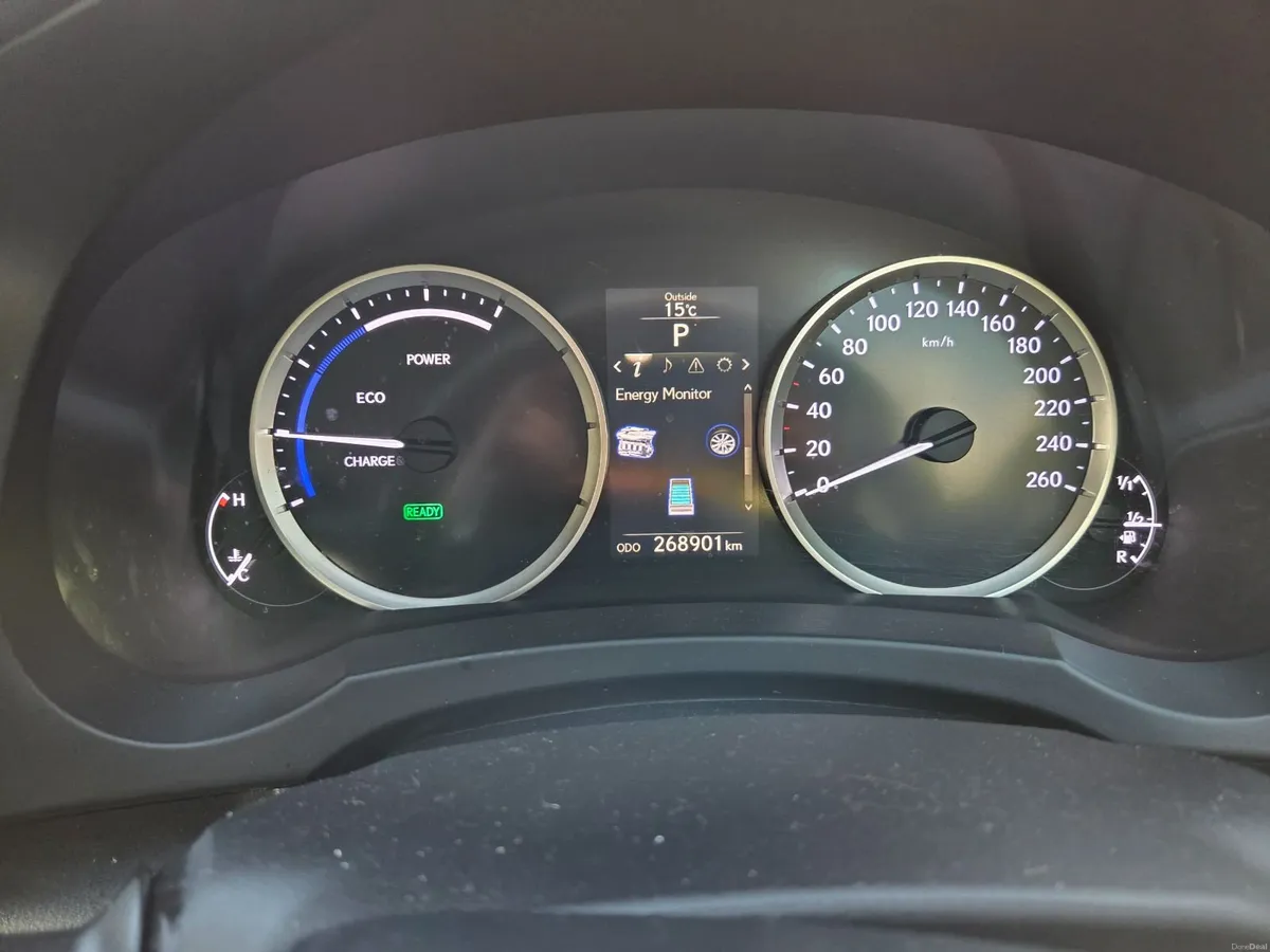 Lexus IS300h - Image 2