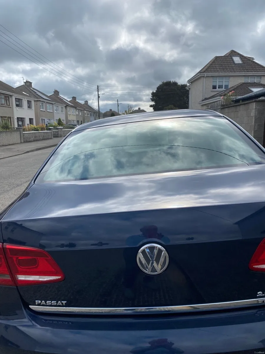 Volkswagen Passat 2011 - Image 2