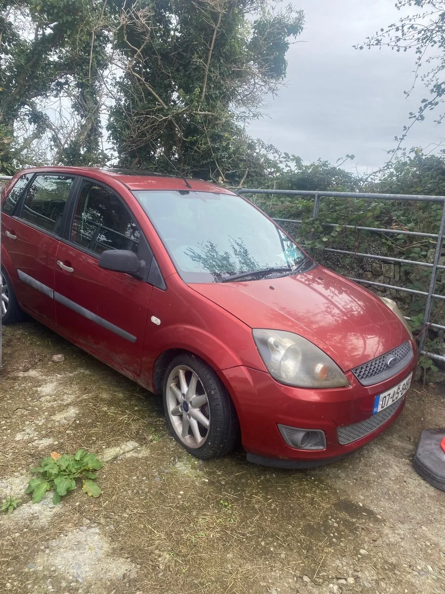 07 Ford fiesta, is running, selling for parts - Image 1