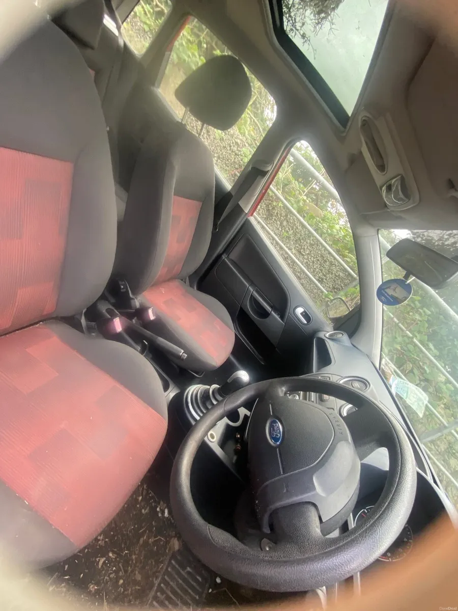 07 Ford fiesta, is running, selling for parts - Image 3