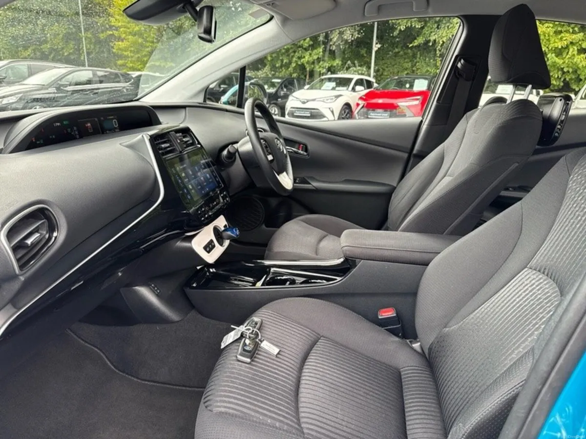 Toyota Prius PRIUS PHEV BUSINESS EDITION - Image 6