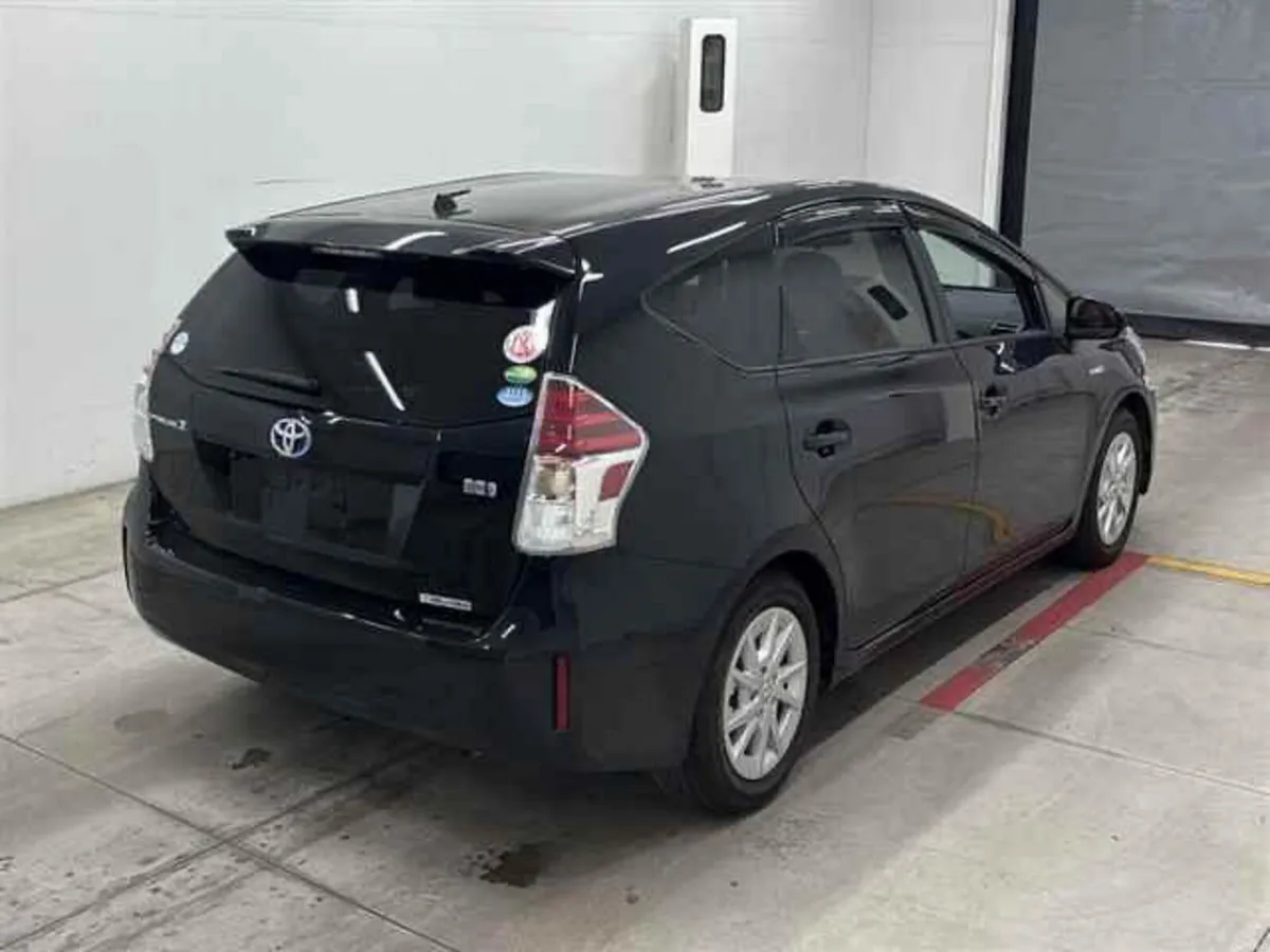 Toyota Prius 2018 * LOW MILEAGE* - Image 3