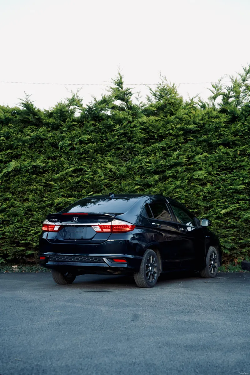 Honda Grace 1.5 2018 with Alloys & Carplay screen - Image 5