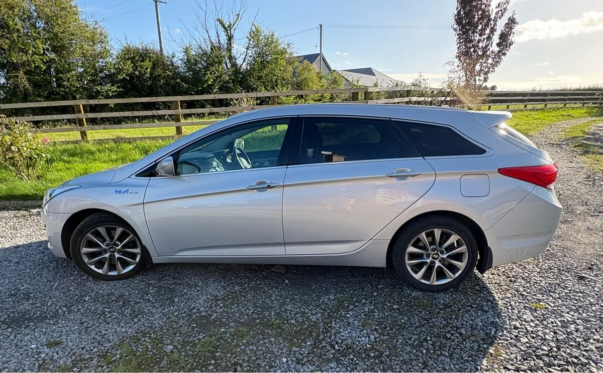 Hyundai i40 Tourer Executive Plus - Image 1
