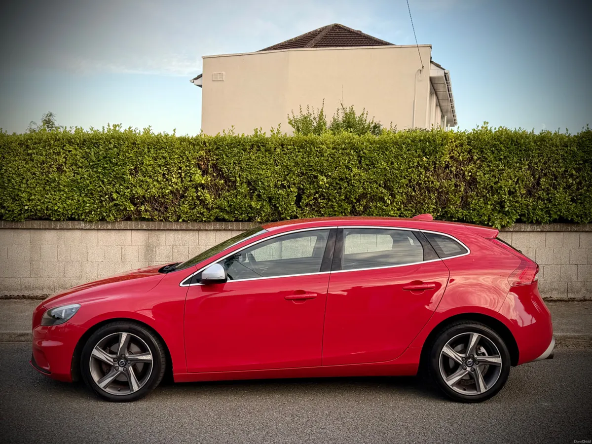 Volvo V40 2.0 T2 Petrol R-Design. - Image 3