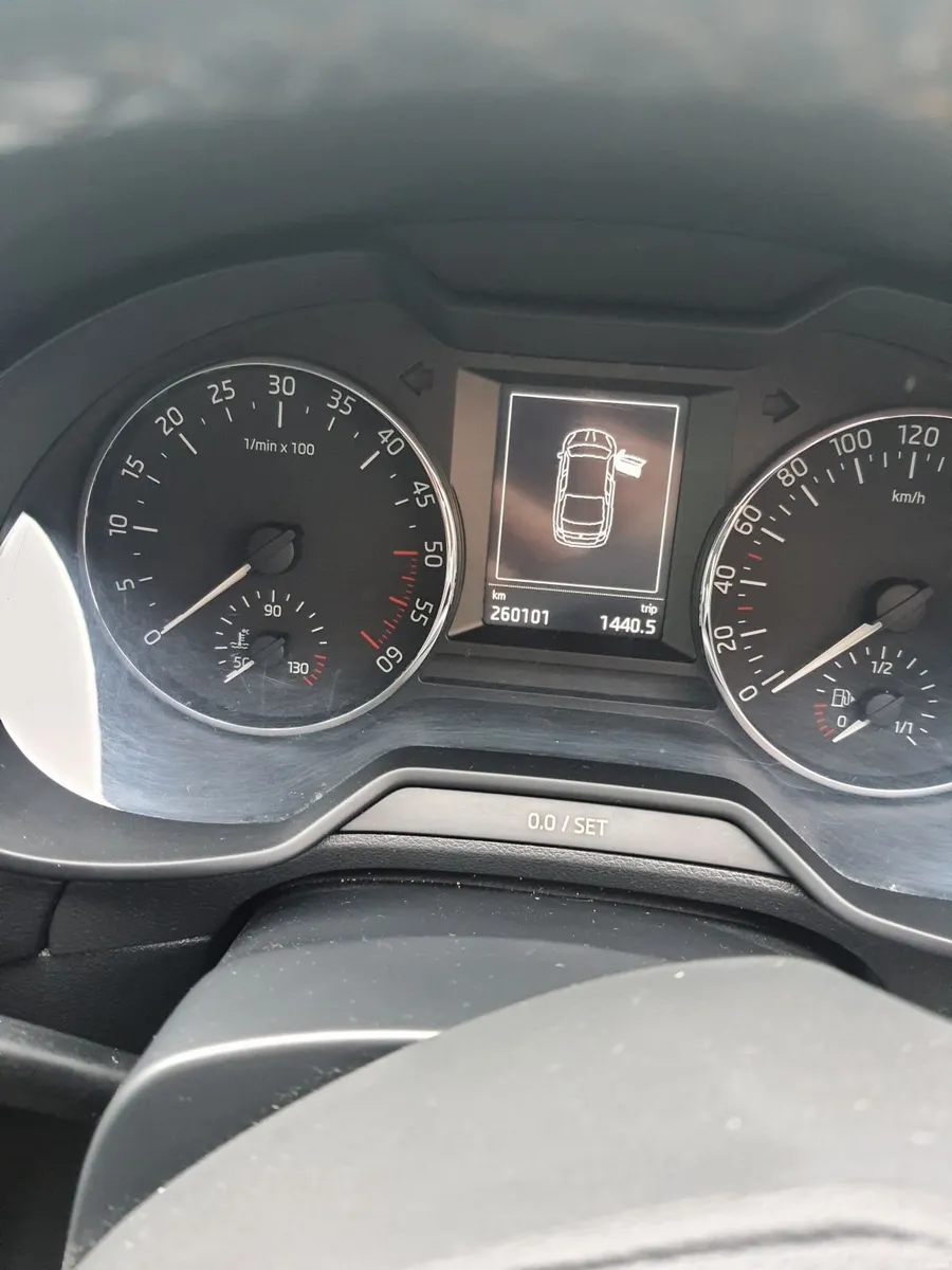 Skoda Octavia 2015 AUTOMATIC DSG 1.6L - Image 3