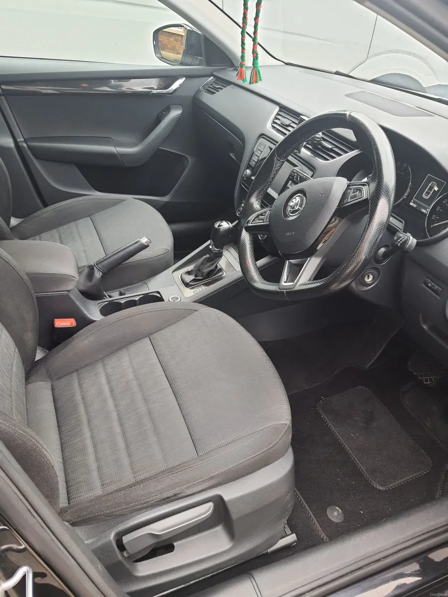 Skoda Octavia 2015 AUTOMATIC DSG 1.6L - Image 4