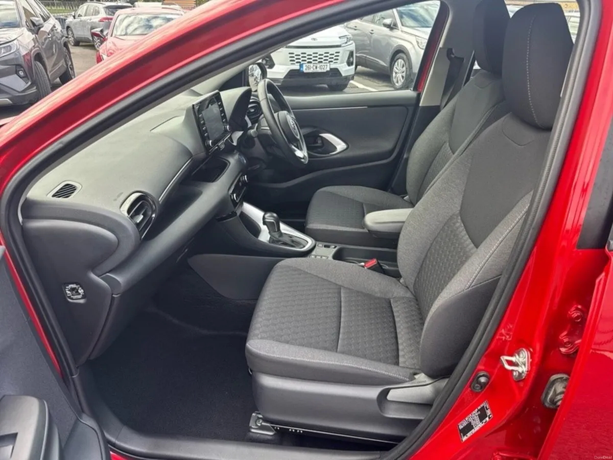Toyota Yaris HYBRID LUNA - Image 6