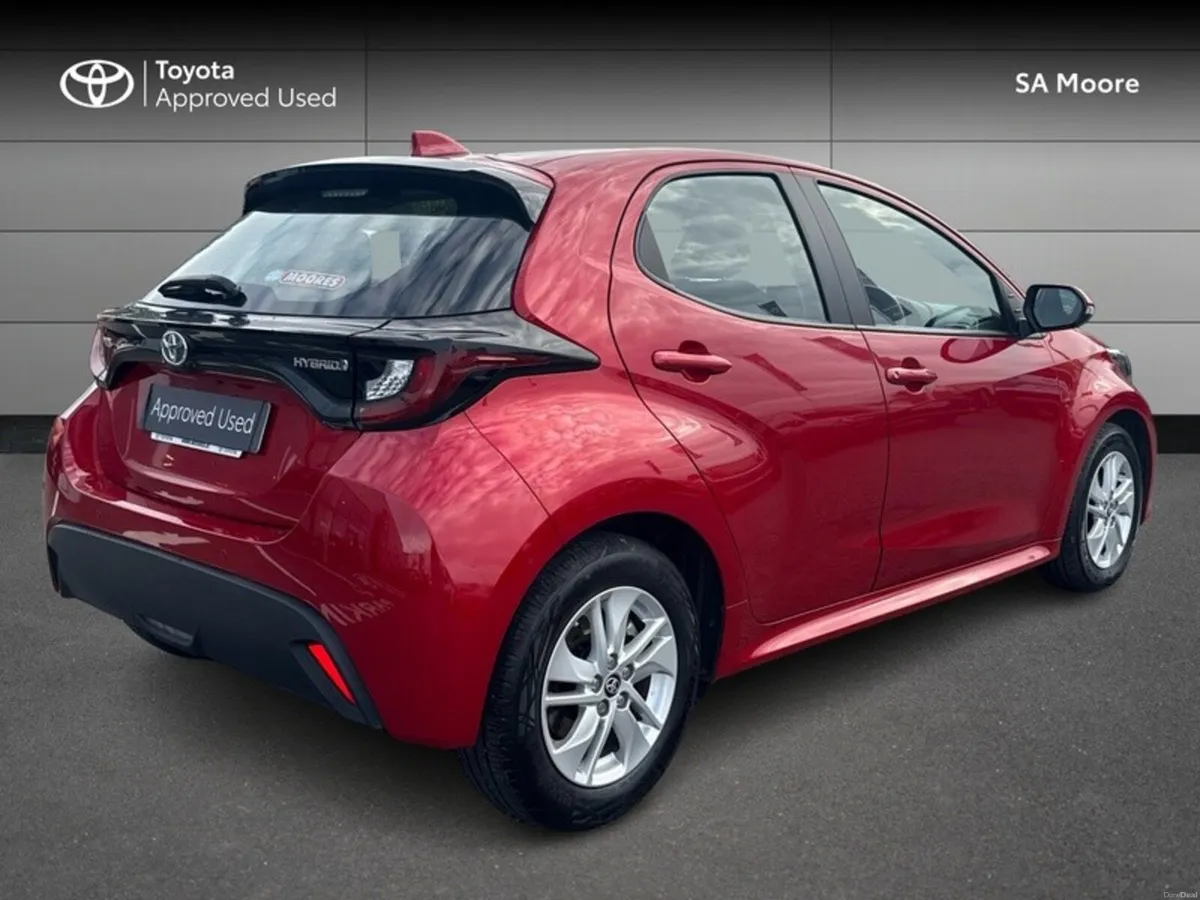 Toyota Yaris HYBRID LUNA - Image 2