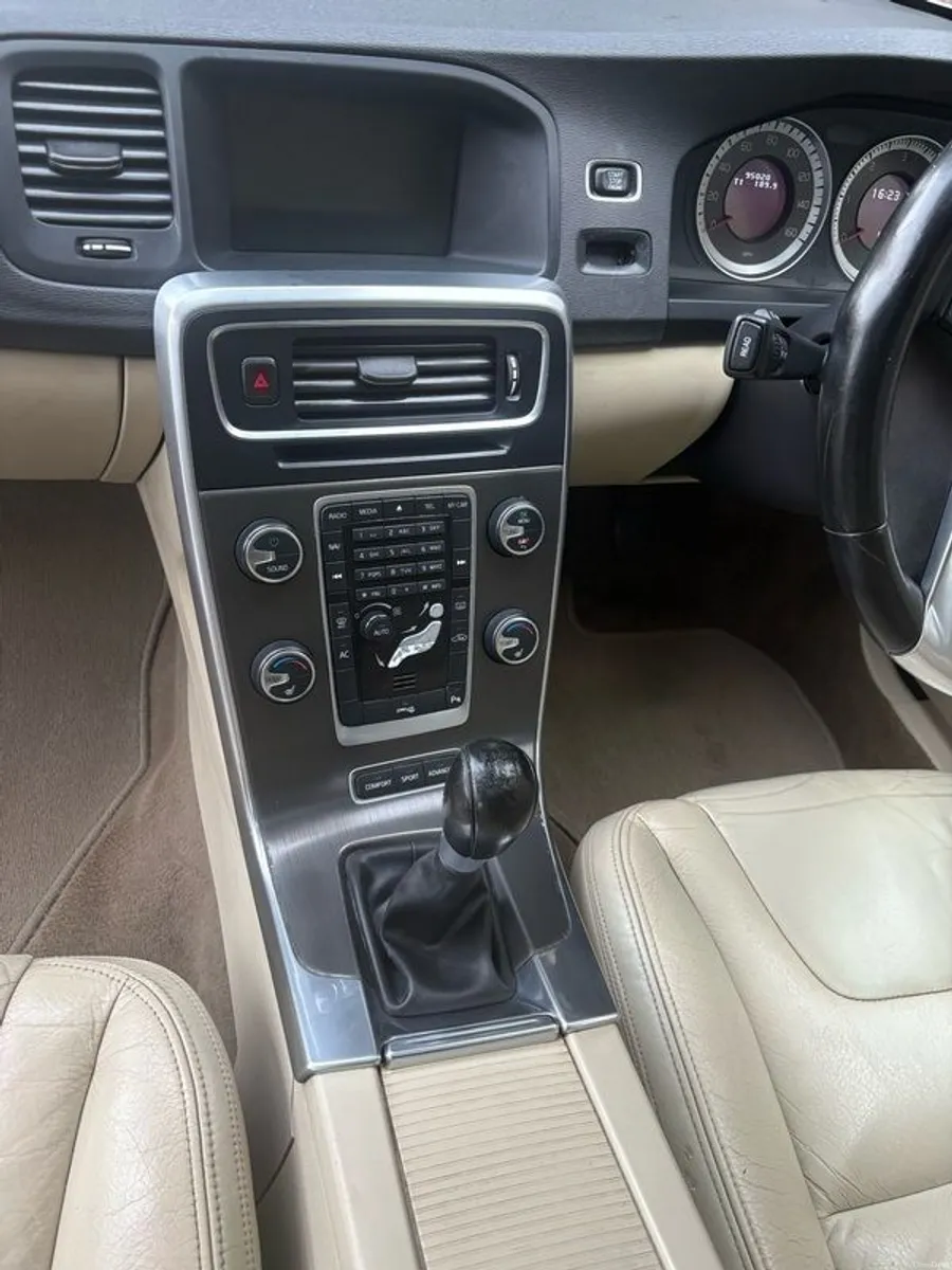 2012 Volvo V60 - Image 2