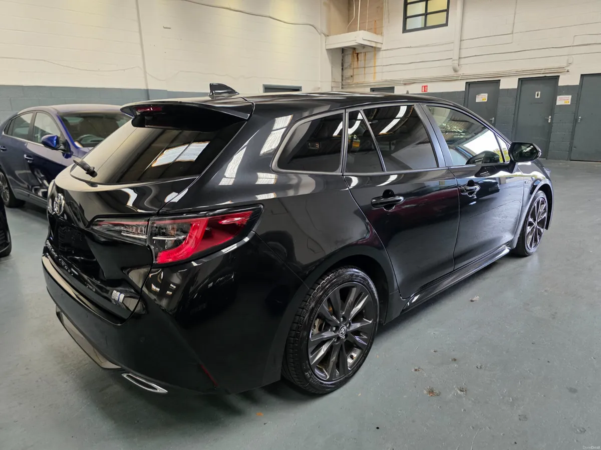 2020 Toyota Corolla Touring Hybrid - Image 6