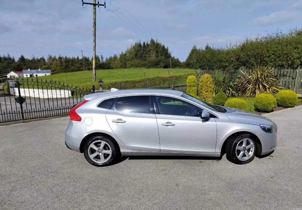 Volvo v40 - Image 2