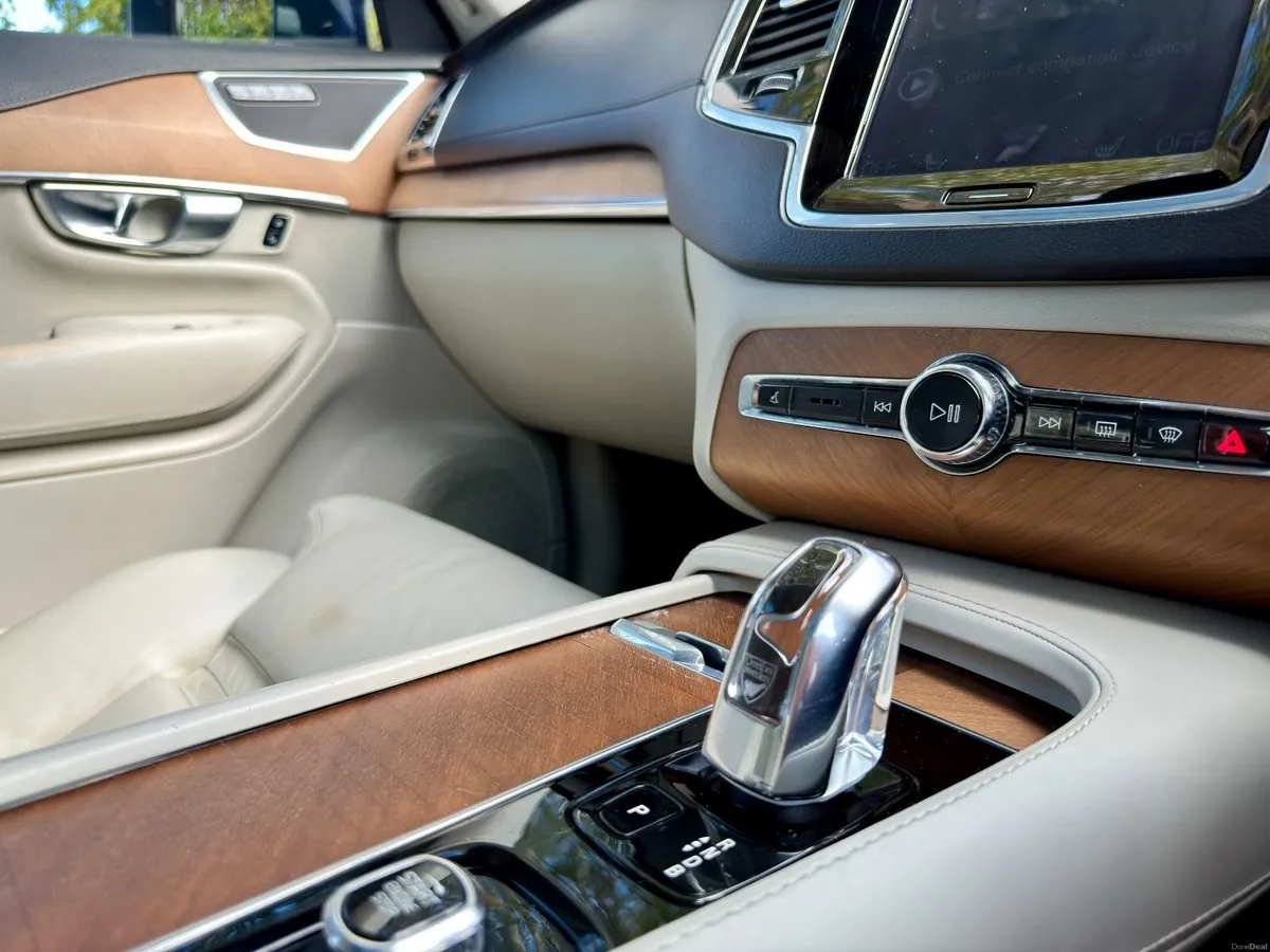 Volvo XC90 2019 Inscription PHEV 7 Seat Pan Roof - Image 5