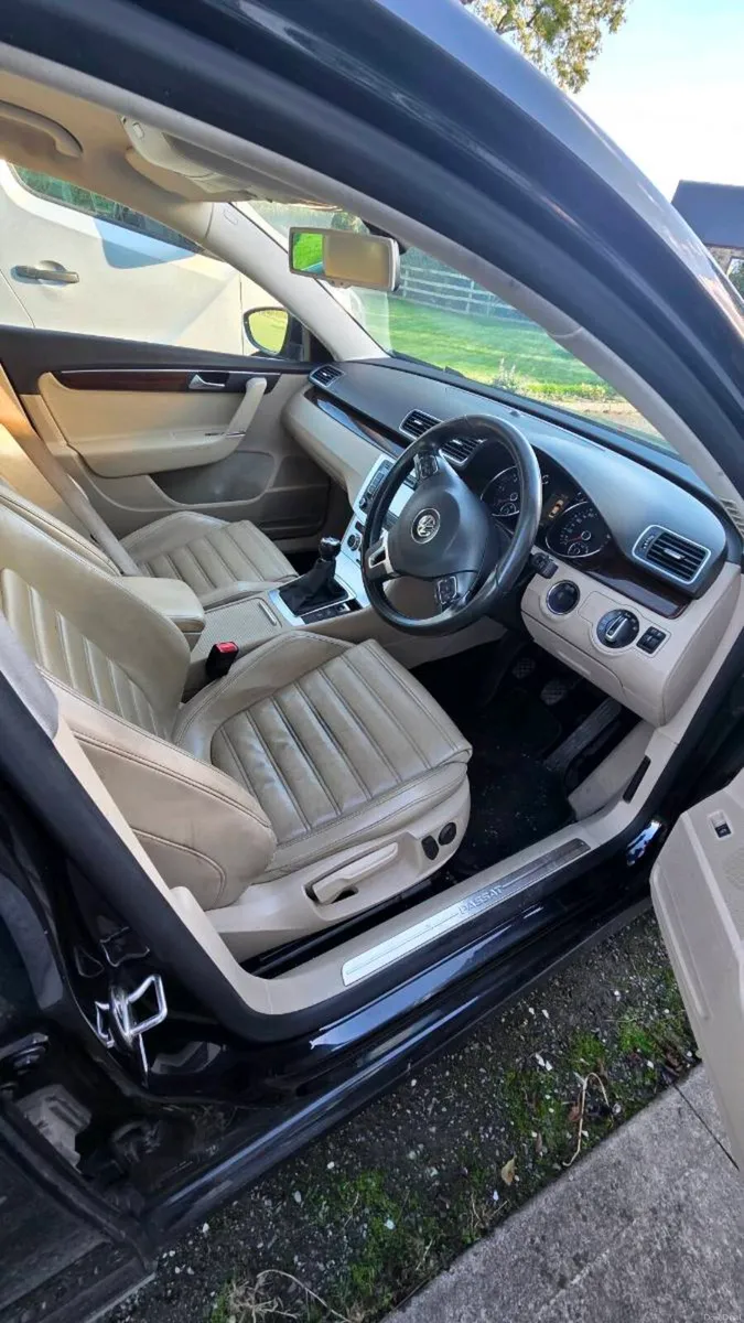 2012 VW passat - Image 2