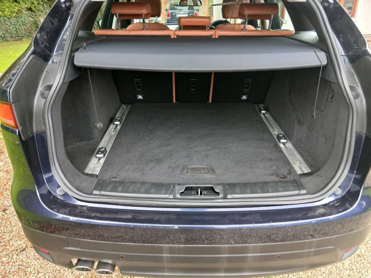 Superb F-Pace 2.0L AWD Porpfolio.1 owner. - Image 6