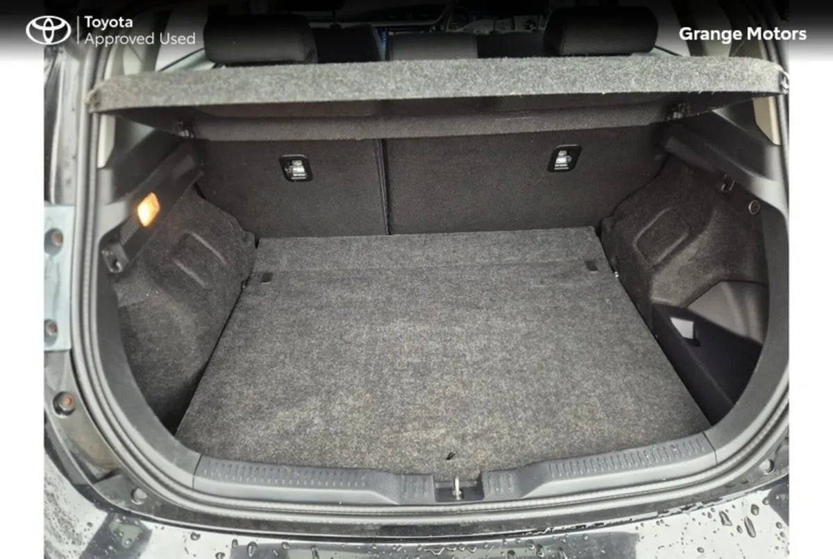 Toyota Auris 1.8 HYBRID SOL 5DR AUTO - Image 6