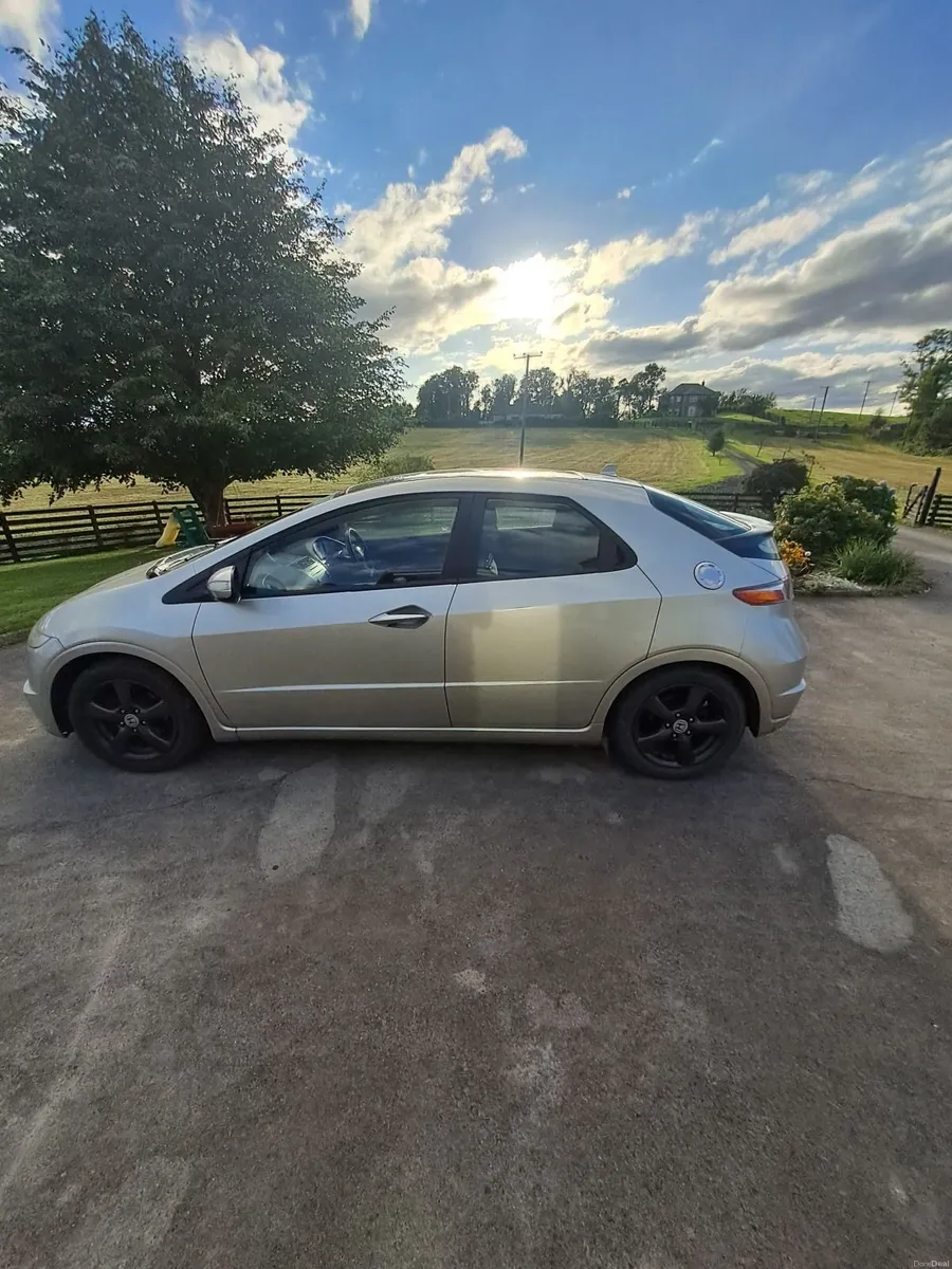 Honda Civic 2010 low miles - Image 5