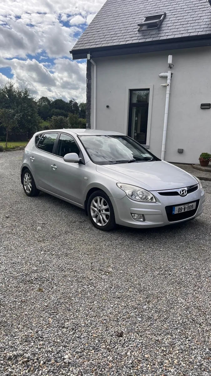 Silver Hyundai i30 2009 - Image 1