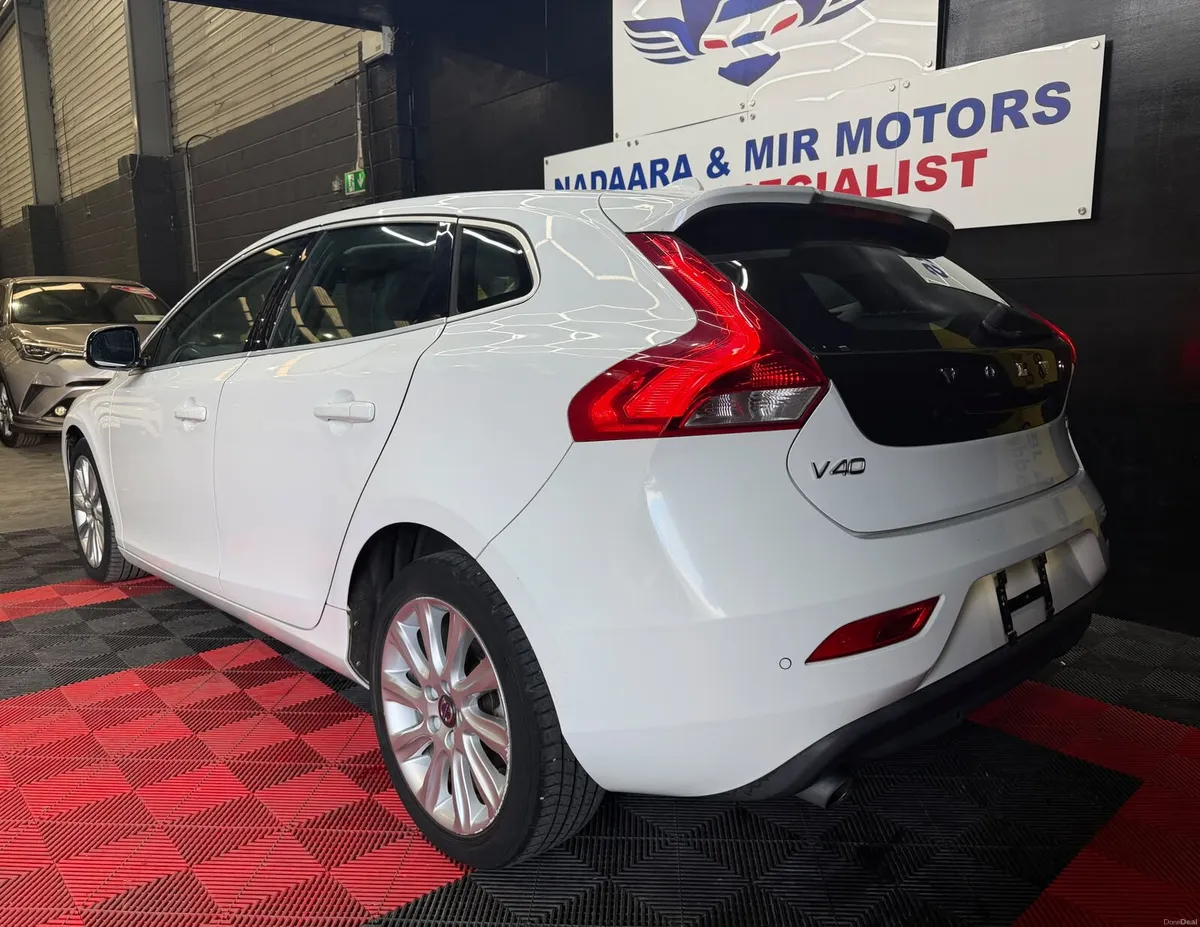 VOLVO V40 2015 LOW KM WARRANTY AA APPROVED 2 KEYS - Image 5