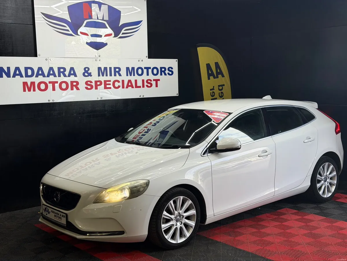 VOLVO V40 2015 LOW KM WARRANTY AA APPROVED 2 KEYS - Image 3