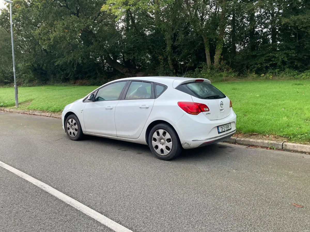 Opel Astra 1.4 Petrol 5 Door Hatchback - Image 3