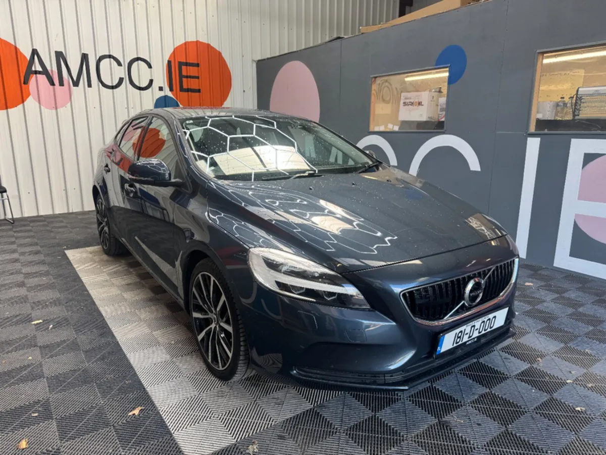 Volvo V40 2018 VOLVO V40 D4  2.0 AUTOMATIC / PARKI - Image 1