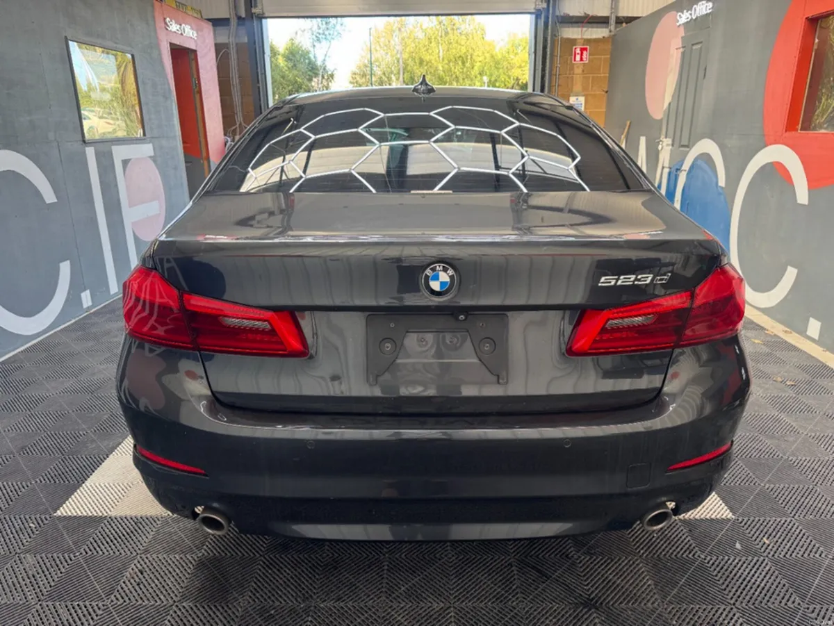 BMW 5-Series 2017 BMW 5 523D AUTOMATIC 2.0  / PARK - Image 4