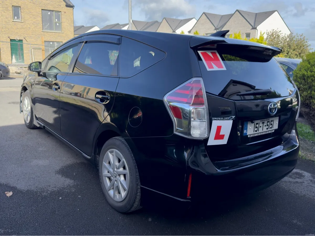 Toyota Prius Alpha - Image 3