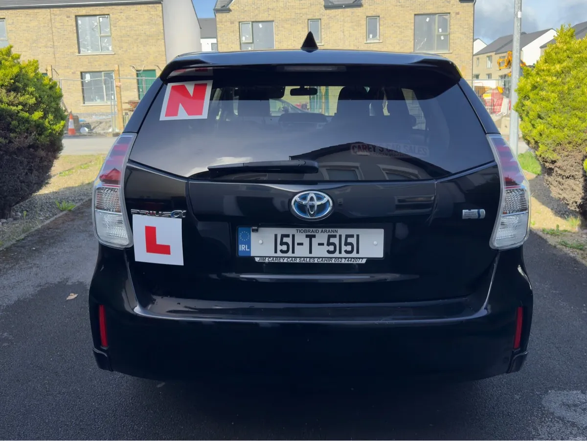 Toyota Prius Alpha - Image 4