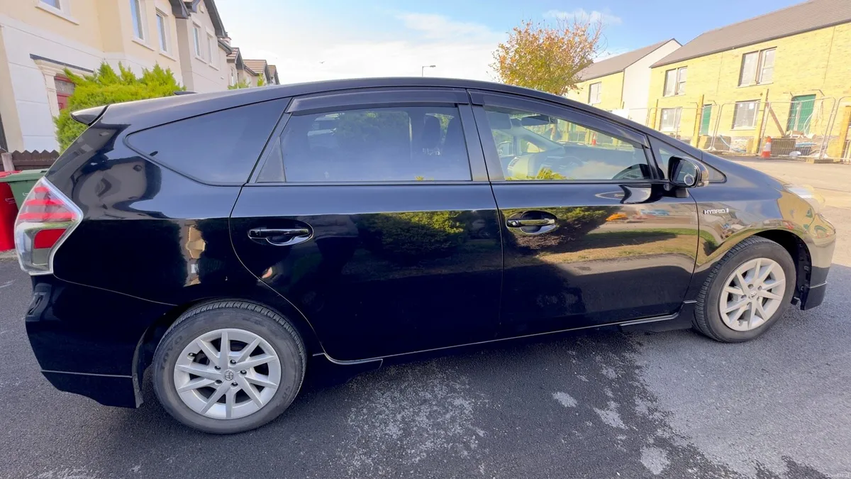 Toyota Prius Alpha - Image 6