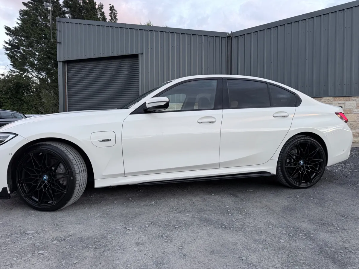 BMW 330e G20 221’ M SPORT Xdrive PHEV VERY LOW KM - Image 5
