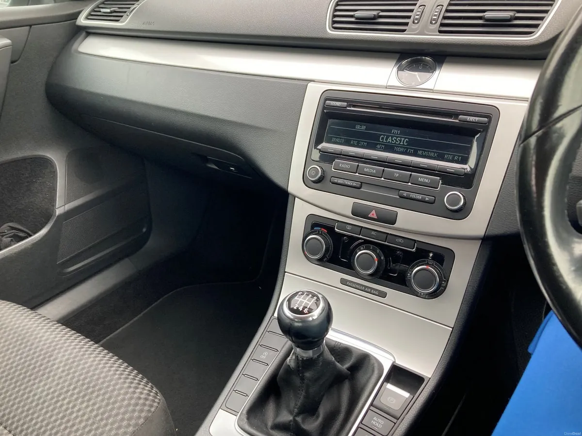 Volkswagen Passat 2012 - Image 5