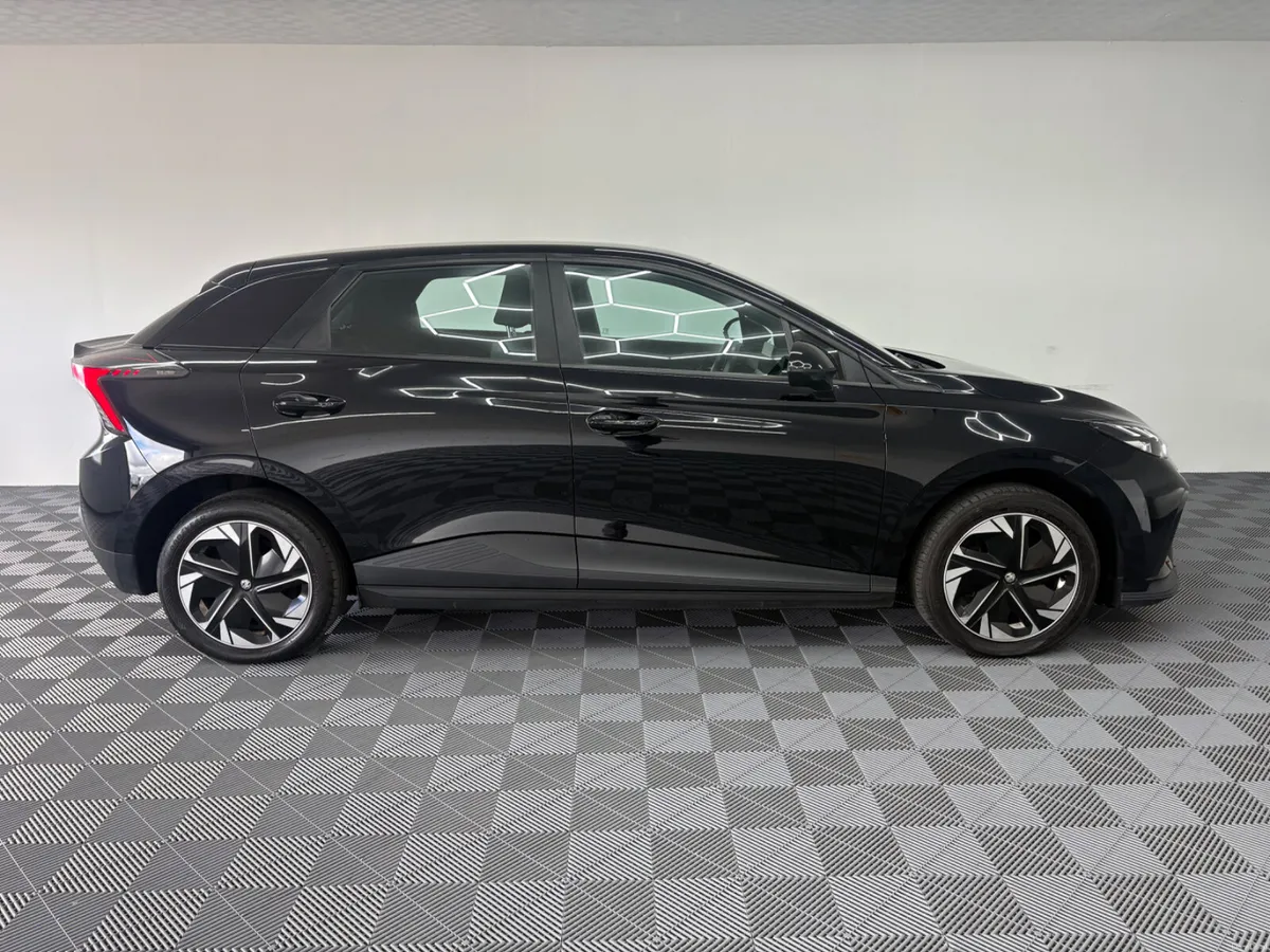 MG MG4 Excite LR 64Kwh 2023 - Image 5