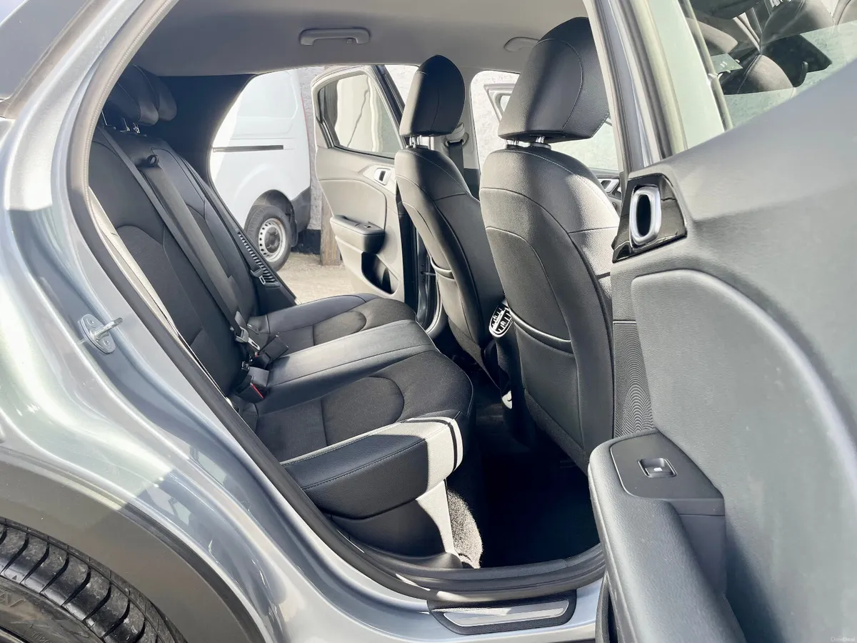 Kia XCeed 1.6GDI Plug-In Hybrid Auto 5DrHatch,2023 - Image 4