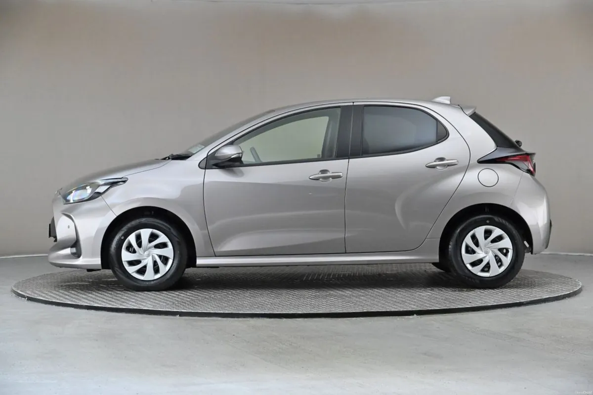 Toyota Yaris 1.5 PETROL HYBRID **REVERSE CAM**PARK - Image 5