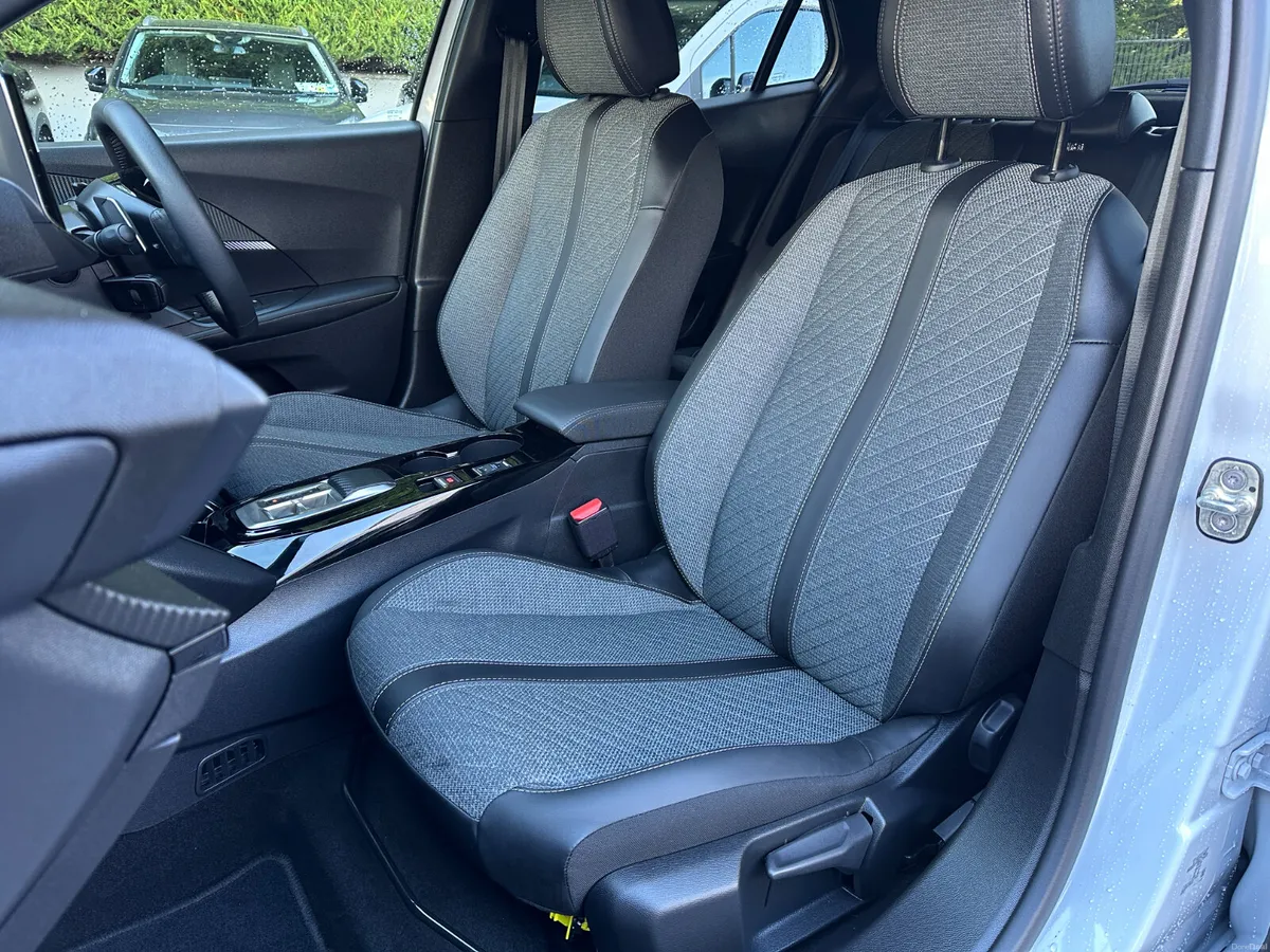 Peugeot 2008 HYBRID 145BHP e-DCS6 Allure - Image 6