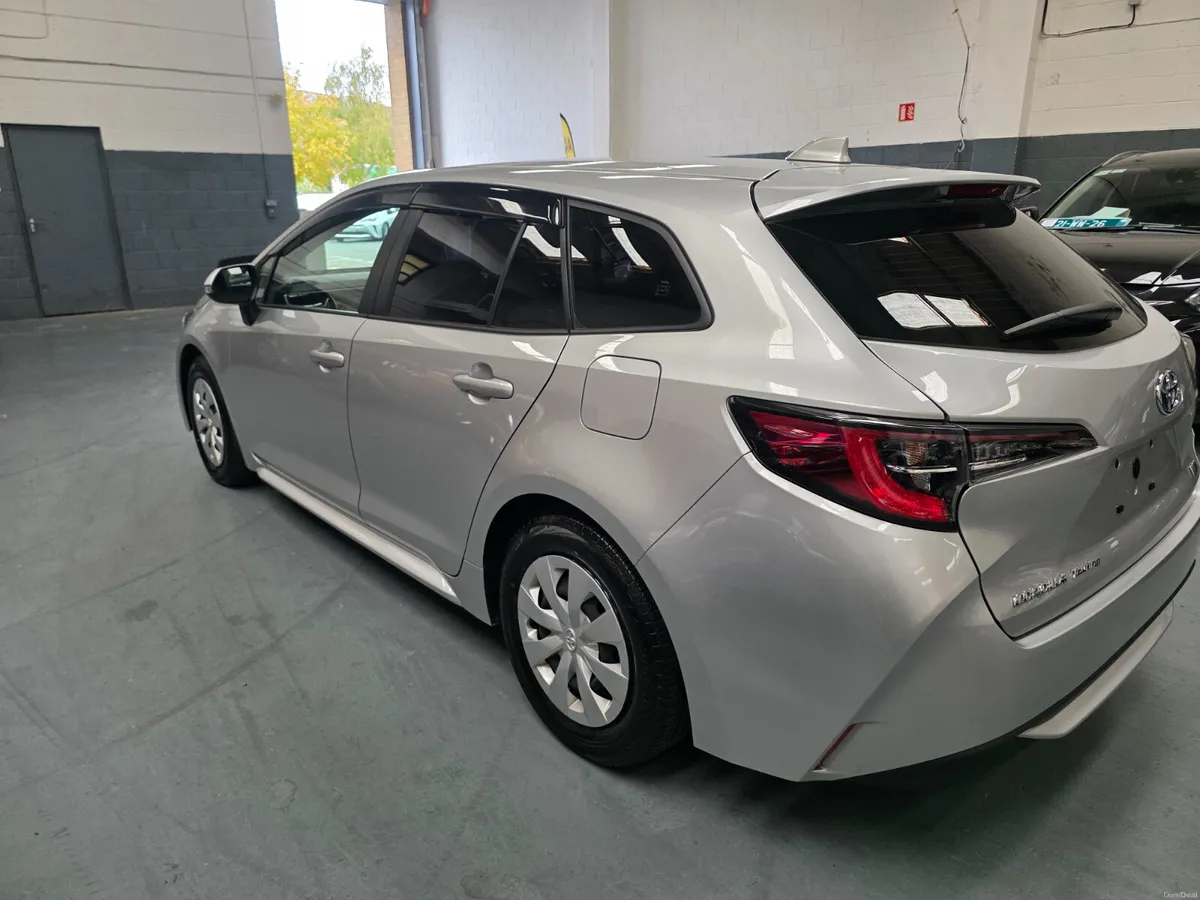 2021 Toyota Corolla Touring Hybrid - Image 4