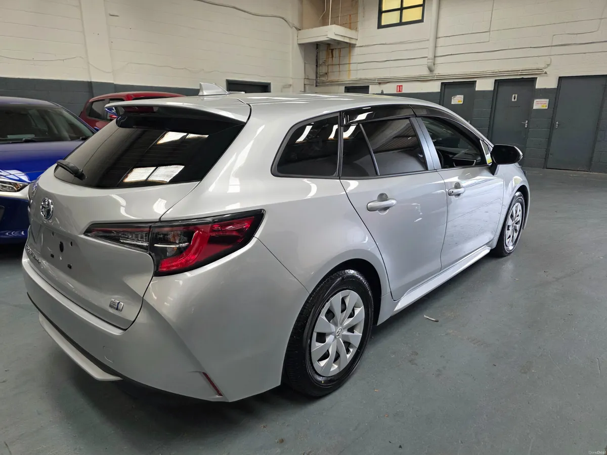 2021 Toyota Corolla Touring Hybrid - Image 6