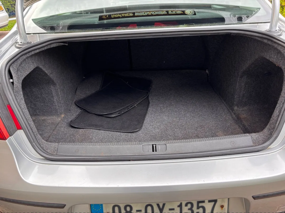 Volkswagen Passat 2008 - Image 2