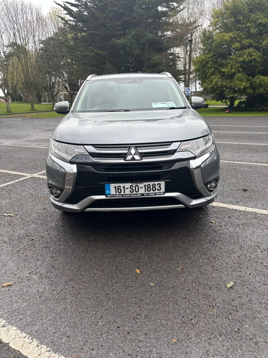 2016 Mitsubishi Outlander Plug-In Hybrid 4WD - Image 3