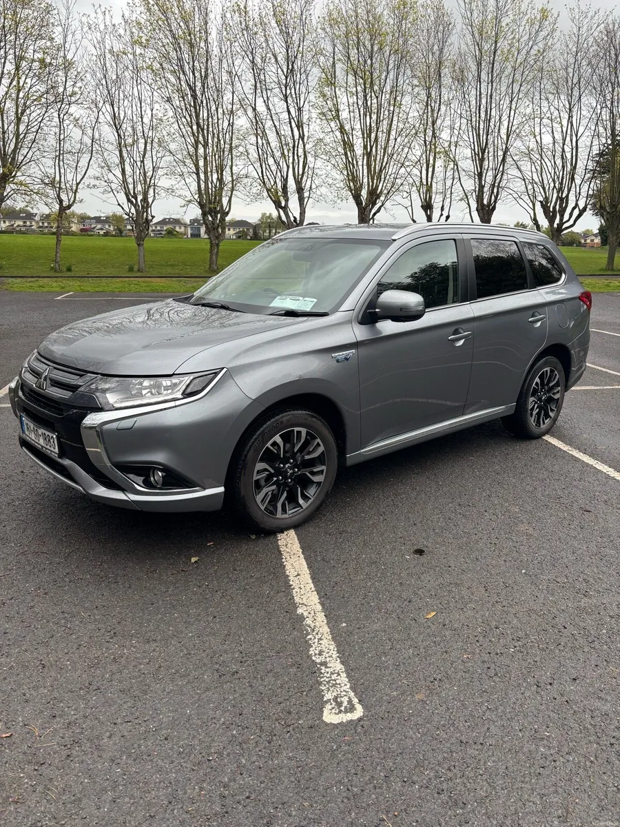 2016 Mitsubishi Outlander Plug-In Hybrid 4WD - Image 5