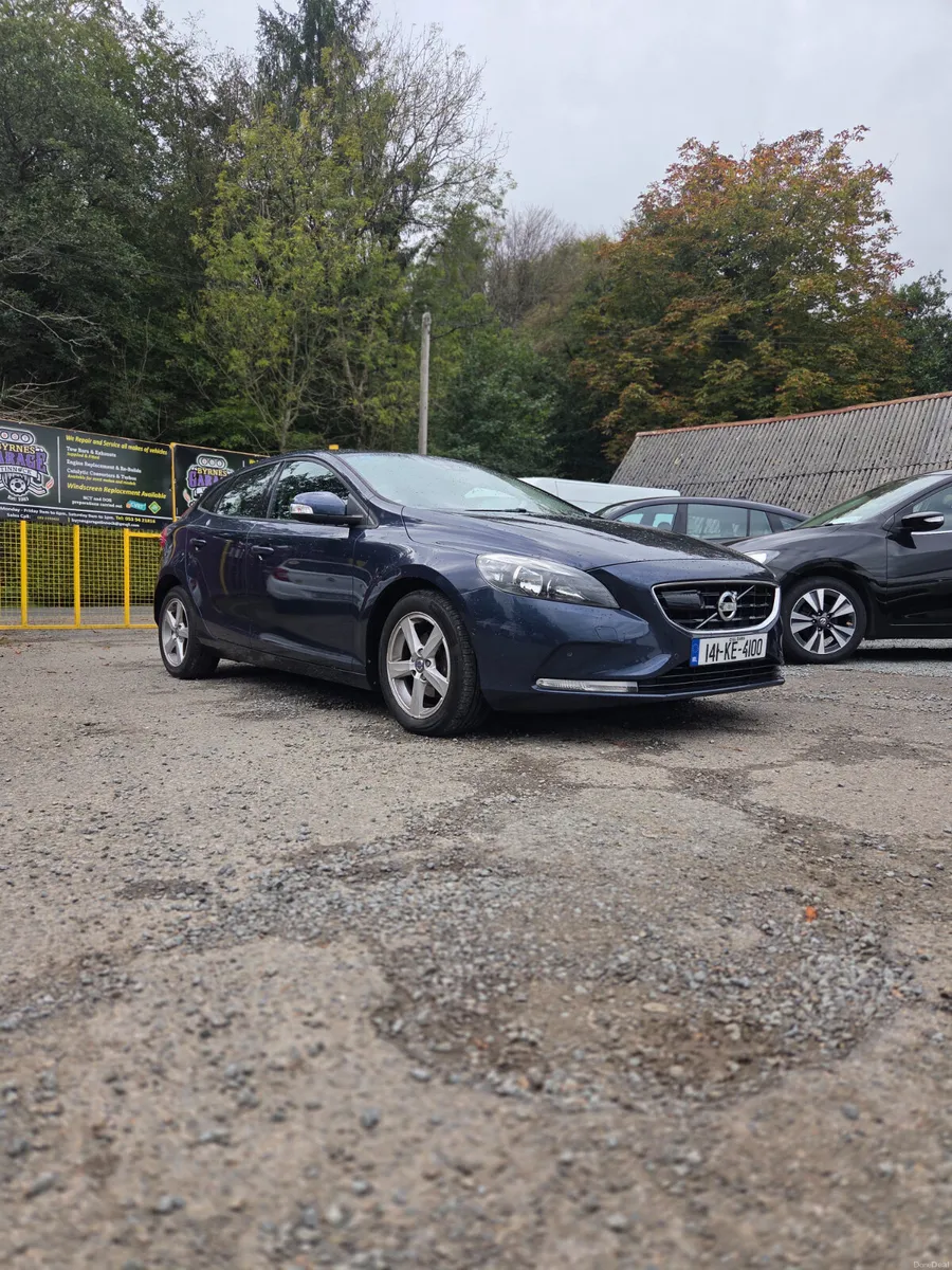 Stunning D2 Volvo V40 Low Mileage - Image 2