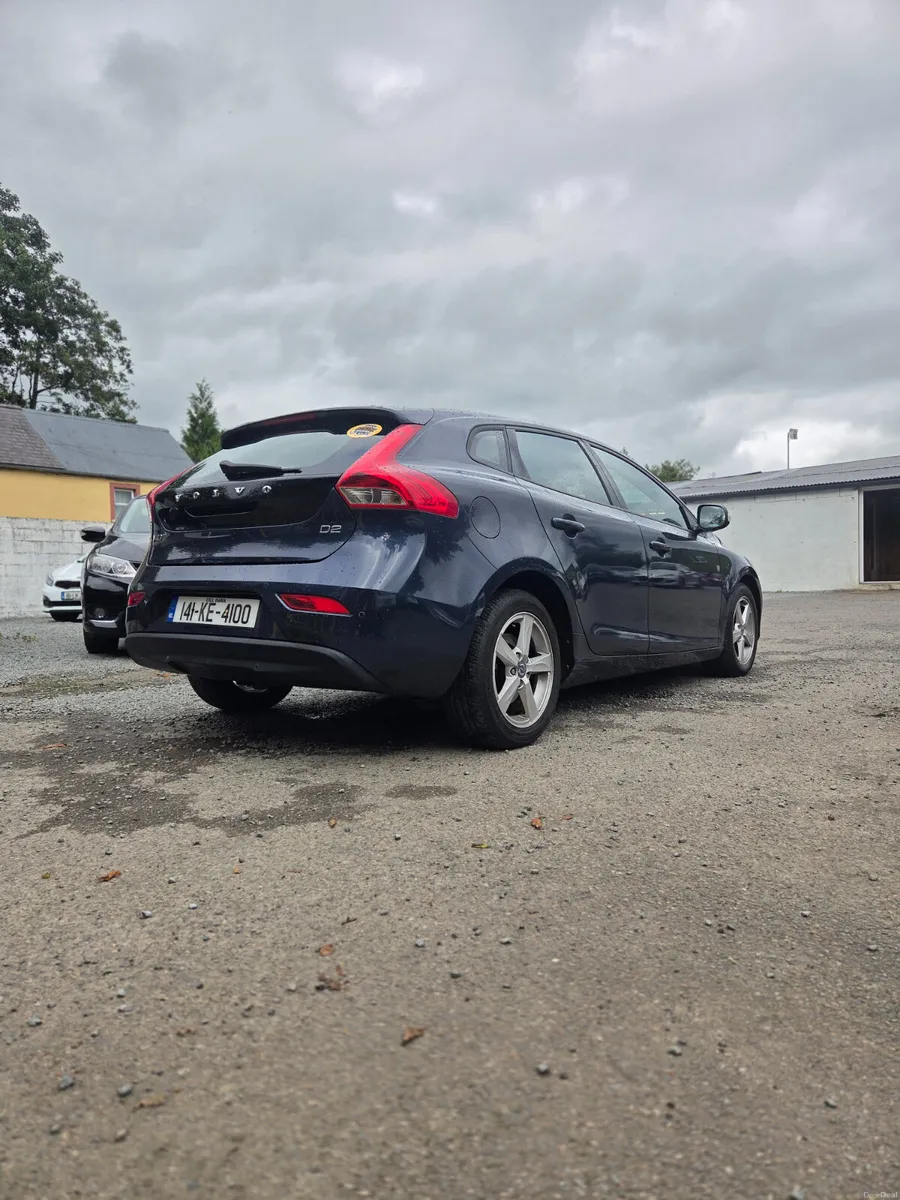 Stunning D2 Volvo V40 Low Mileage - Image 4