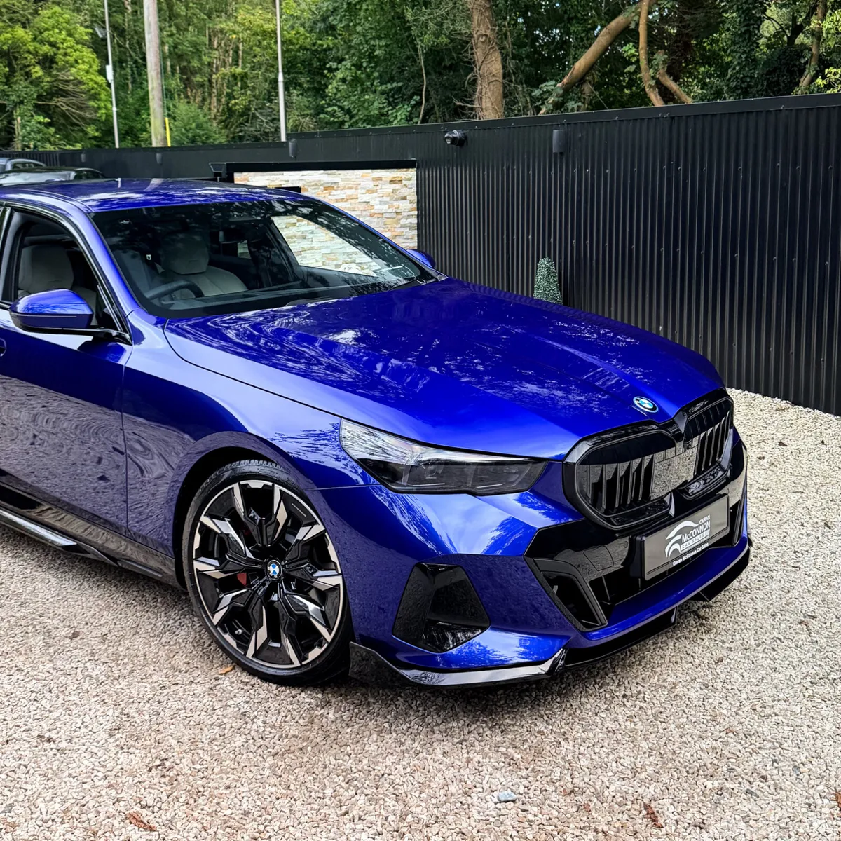 2026 (261) BMW 530e M SPORT PRO *INDIVIDUAL - Image 2