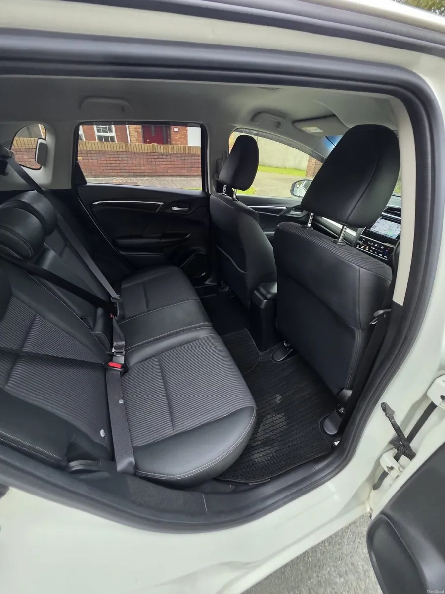 Honda Fit 2017 auto hybrid - Image 6